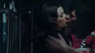 Gata morena recebe s ...