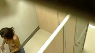 Cadela asiática fofa ...